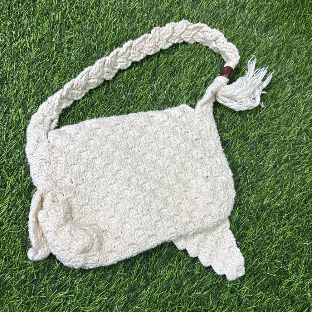 VTG 1970s Handmade Crochet Boho Shoulder Bag Cream Knit Purse Wood Tassel Hippie